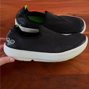 OOFOS Oomg eeZee Slip-On Sneakers in Black White Size 9